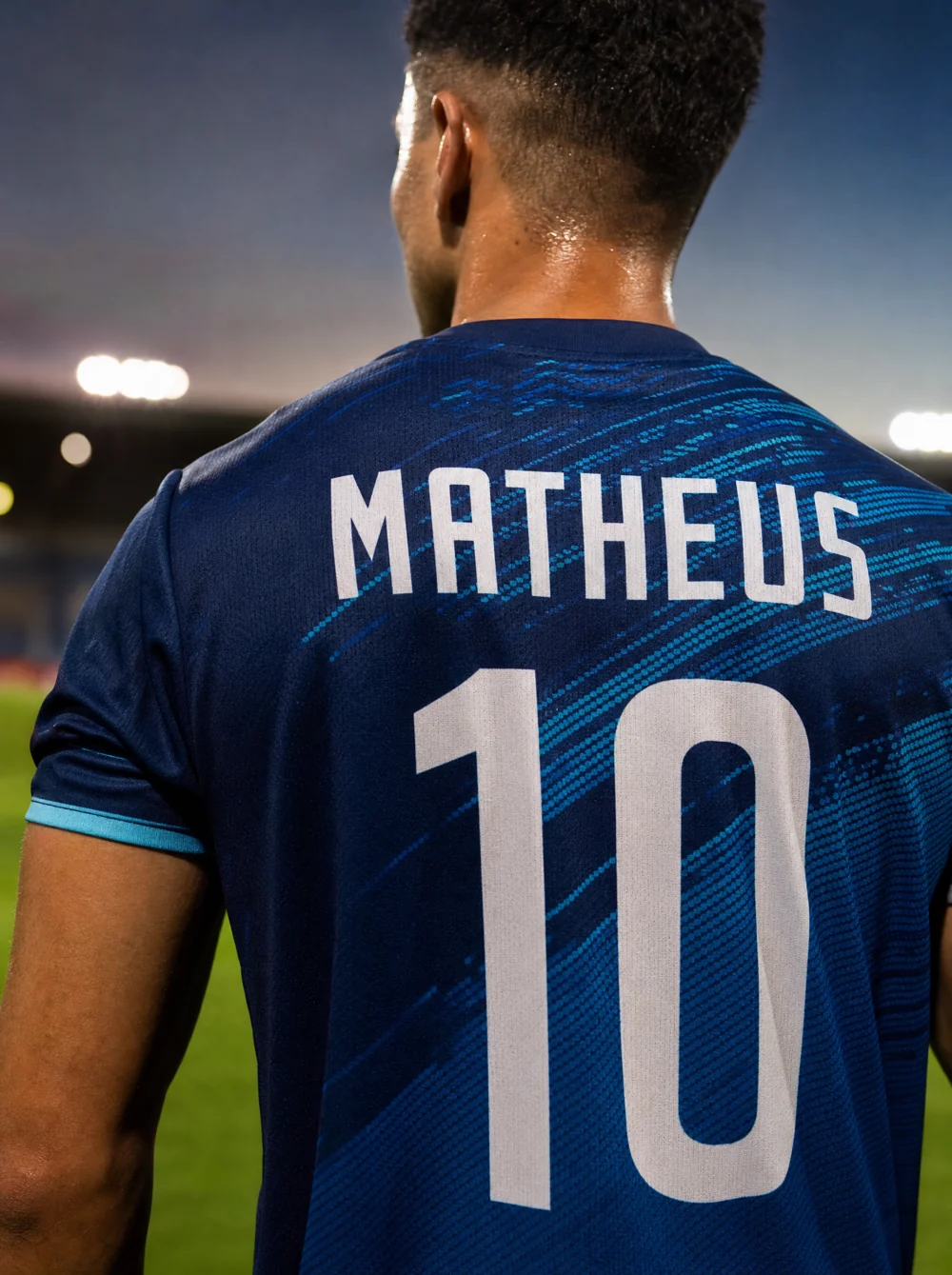 Close das costas da camisa de futebol com número grande e nome do jogador em estampa sublimada